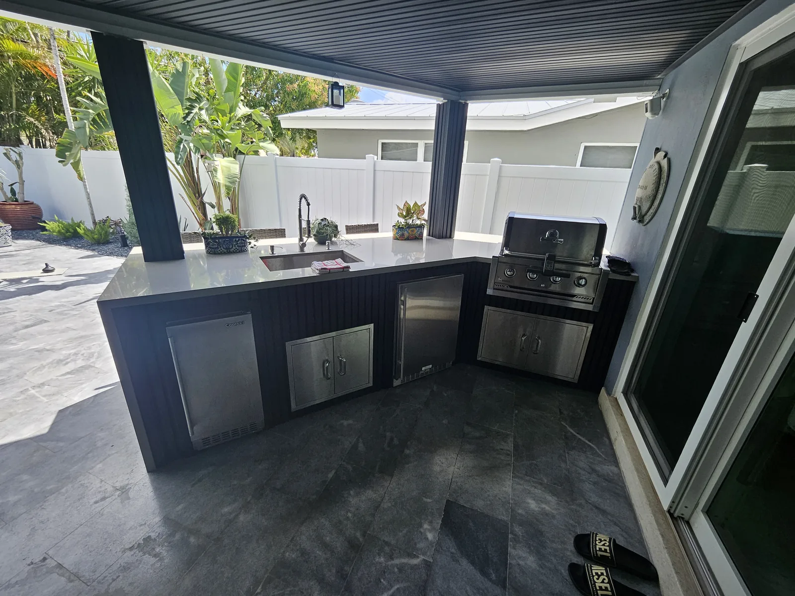 Outdoor kitchen with built-in grill by Red Spade Repairs in South Florida